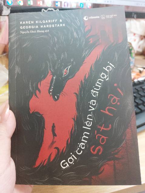 bìa sách bên ngoài đẹp lắm, nhìn đã thấy thích rồi. Đọc thấy tác giả viết có chút thẳng thắn, hài hước, thỉnh thoảng có những cái khiến mình phải suy nghĩ lại về nữ quyền. Đề tài rất hay và đáng đọc nhé mng.
