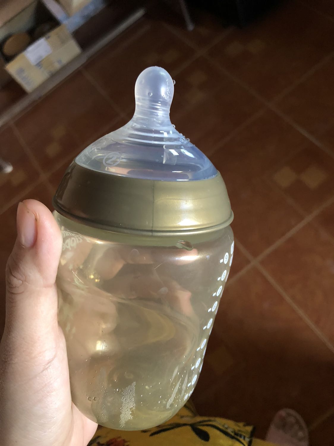 Bình mới sd vài ngày nắp đả bị nứt, k biết nứt lc mới nhận hay sau sd nữa , nói chung k chất lượng như bình loại này mà màu trắng thường , số vạch  in màu trắng khó nhìn hơn màu đen .