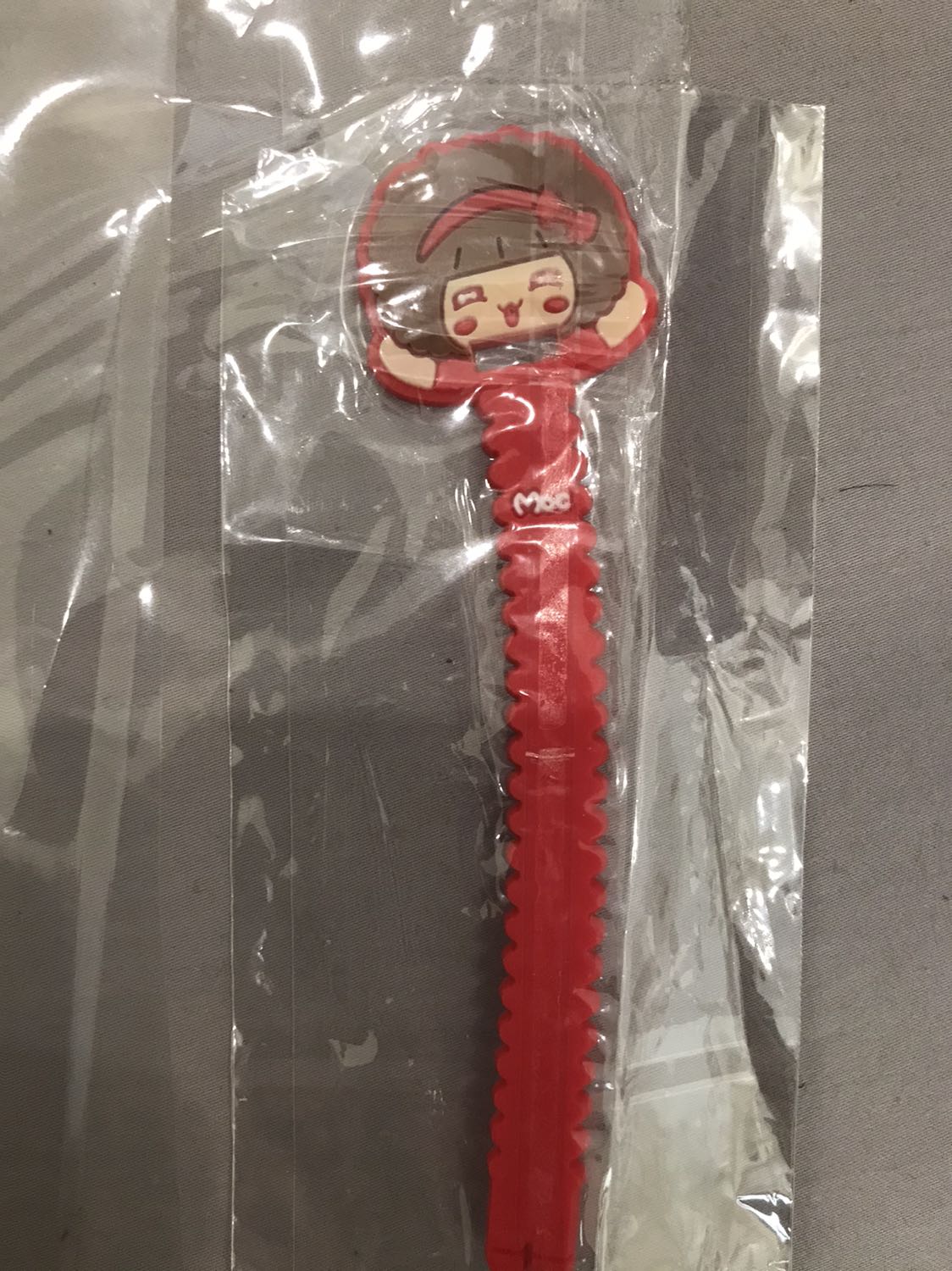 Giao hàng nhanh. Đóng gói tốt. Giấy nến siêu mỏng. Để vào nồi không dầu mà k cho thực phẩm vào cùng luôn thì giấy sẽ bị bắt lửa cháy. Khi có dầu mỡ thì giấy trong suốt và khá dính thức ăn. Dùng tạm ổn chứ cũng không tốt lắm.