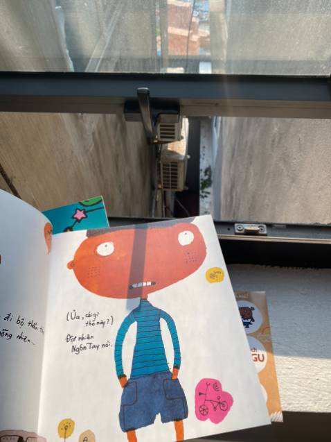 con mình khen quyển này có cách vẽ và câu chuyện lạ, độc đáo nên con thích lắm, mang đi đọc với các bạn ở lớp