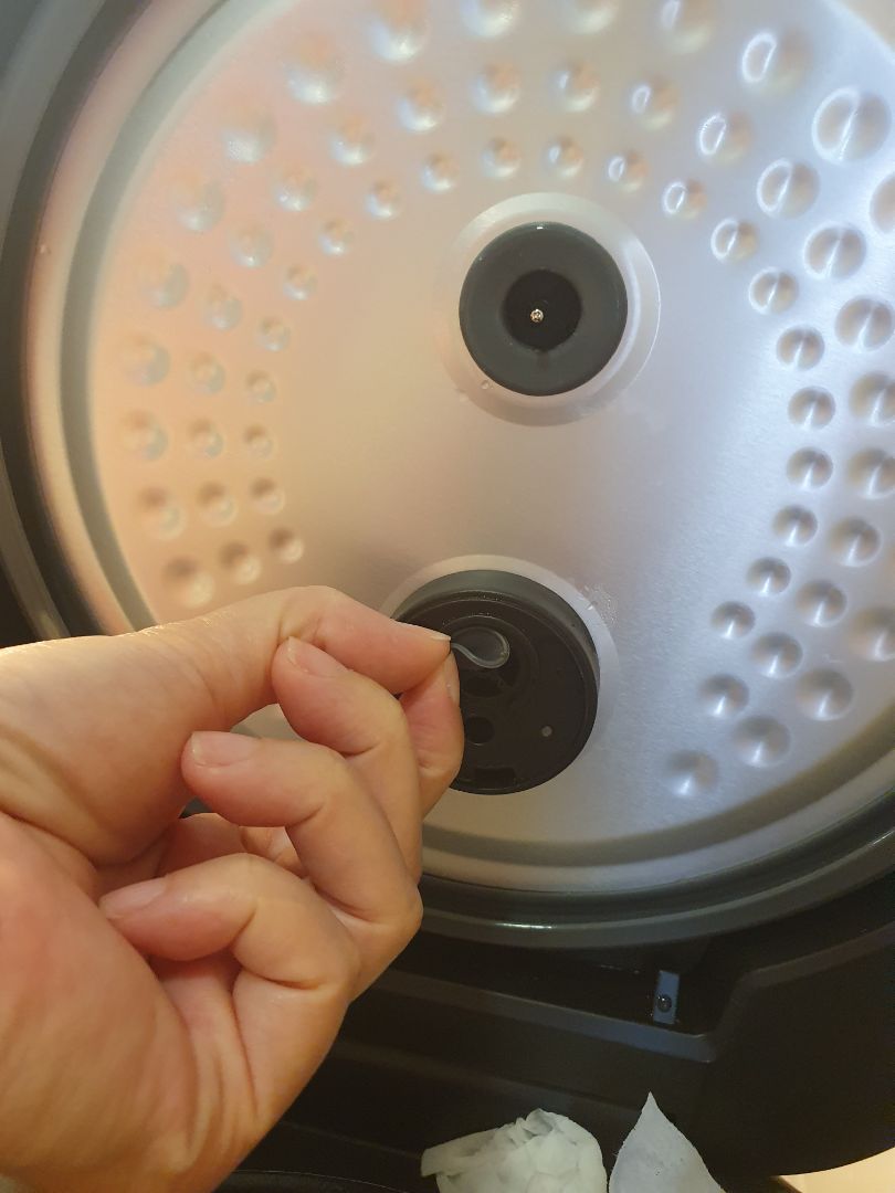 Thiết kế đẹp. Mình mới nấu cháo thử thì thấy hơi nước đọng trên vành và nắp nồi hơi nhiều. Cho mình hỏi là cái miếng cao su nhỏ ngay chỗ lỗ thông hơi phía trong nắp nồi có phải tháo ra hok. Do apps bị lỗi hay sao mà mình ko tải hình được. Thiết kế đẹp. Mình mới nấu cháo thử thì thấy hơi nước đọng trên vành và nắp nồi hơi nhiều. Cho mình hỏi là cái miếng cao su nhỏ ngay chỗ lỗ thông hơi phía trong nắp nồi có phải tháo ra hok. Do apps bị lỗi hay sao mà mình ko tải hình được.