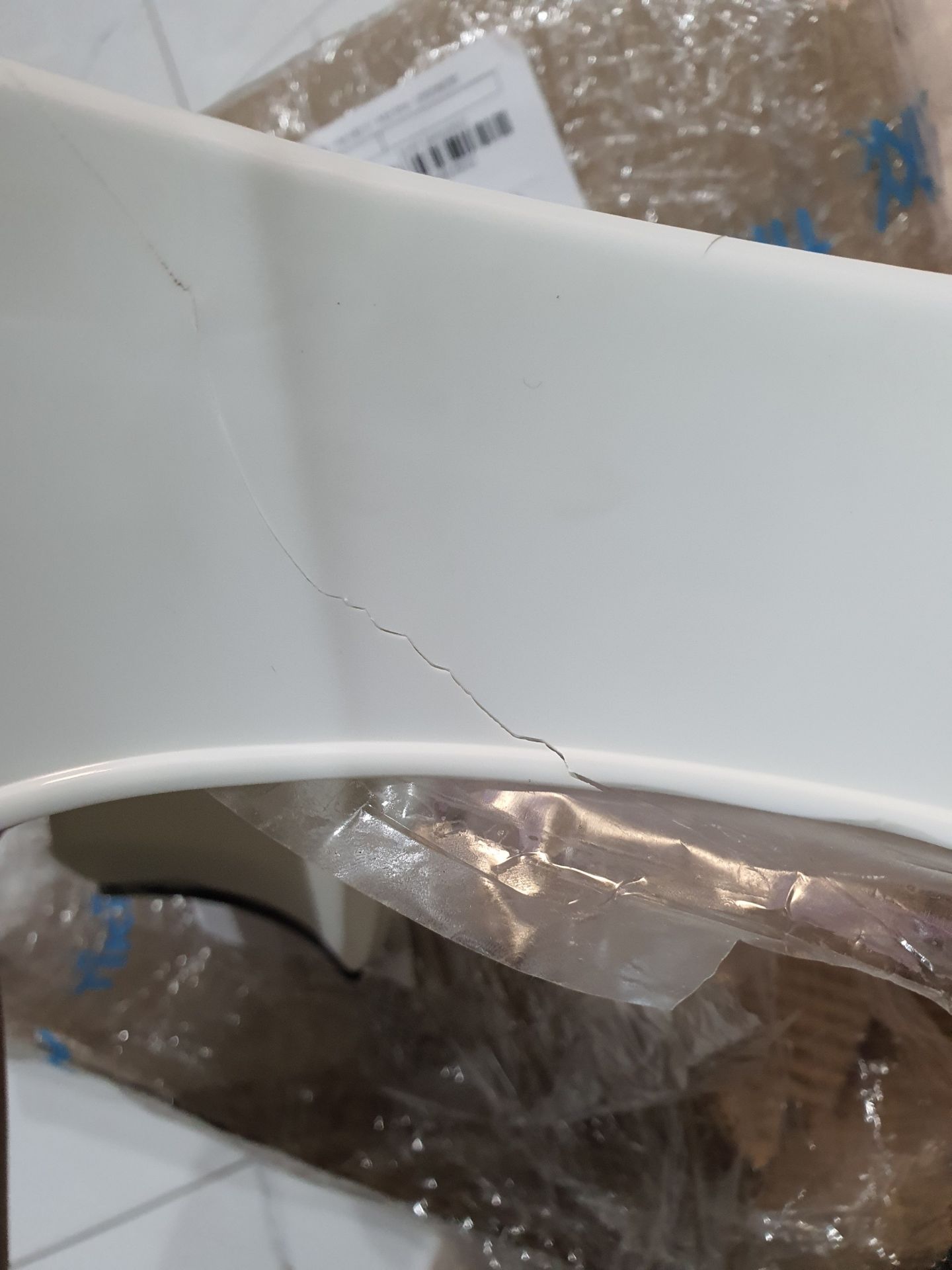 sản phẩm tôi mới nhận sáng nay đã bị vỡ, ko biết bộ phận nào đã lấy băng dính dán vào??