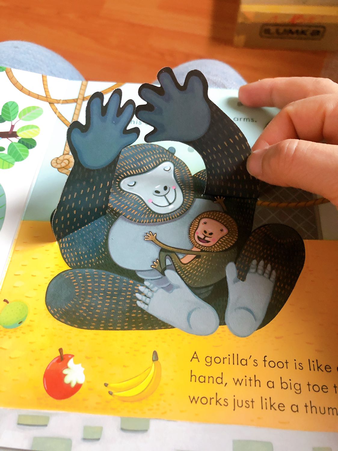 Sách đẹp, nhưng bị lưu kho để bụi quá mình lại phải lau cho sạch. Nội dung sách hấp dẫn ạ.