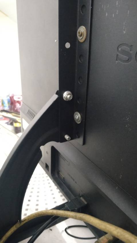 Bị thiếu mất một ốc vặn cho phần cố định màn hình vào chân gắn. Hơi hơi buồn.