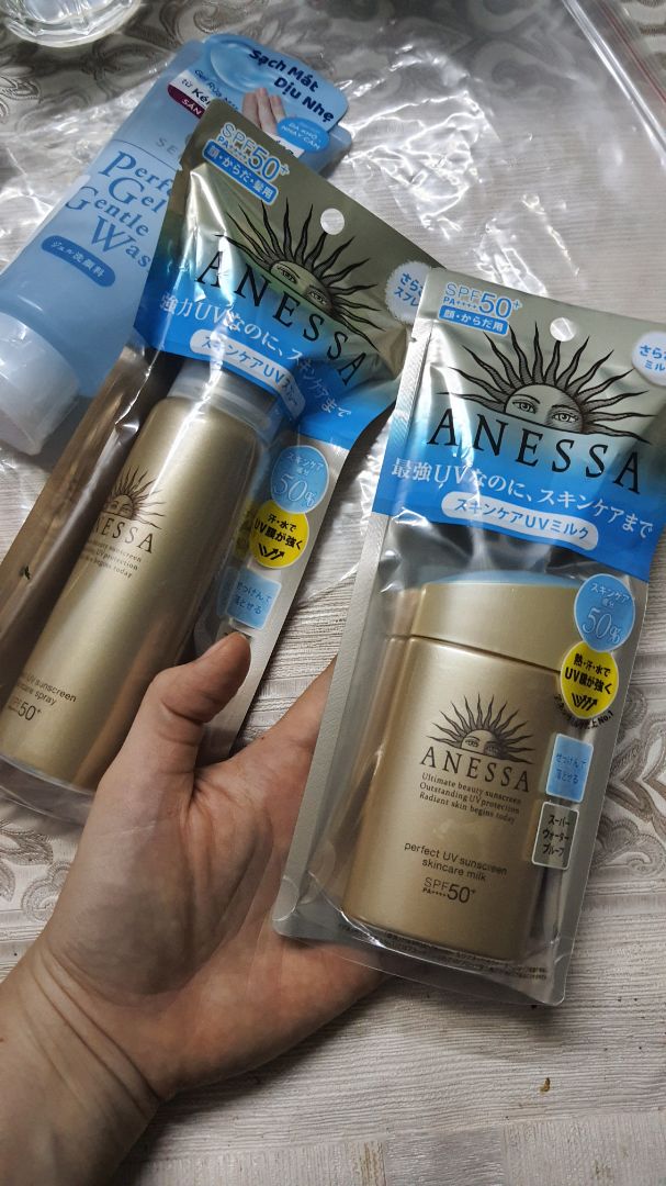 hàng mua của Shop chưa bao giờ làm mình thất vọng, check các kiểu con đà điểu luôn nha mn, nhận dc hàng hơi bất ngờ vì có thêm gift là gel rửa mặt senka to đùng 100g nữa, mua 1 bộ 2 sp gồm kcn và xịt chống nắng mà giá bằng 1 món, hời quá. cảm ơn shop nhiều