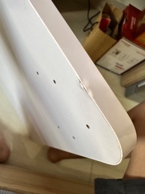 Hàng thực tế ko giống với hình ảnh, trông rất rẻ tiền, không có sự chăm chút về sản phẩm, thi công cẩu thả, keo dán gỗ không được vệ sinh kỹ, chân đỡ thì cong vêu, mỏng manh, cạnh bàn bị sứt, mặt bàn dính keo ko vệ sinh đi được, nhìn rất mất thẩm mỹ, nhà SX nên xem lại sp của mình thì mới cạnh tranh được.