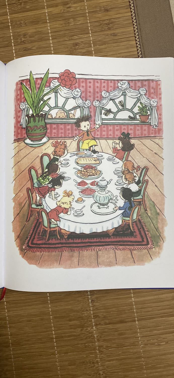 Bìa màu bóng đẹp. Bọc sách cẩn thận. Các góc đều vuông đẹp ko vết. Sản phẩm đẹp, đóng sách chắc chắn. Mình rất hài lòng. Dù màu sắc thì mình vẫn thích bản của nxb Cầu Vồng hơn nhưng mình vẫn ủng hộ sản phẩm nc nhà