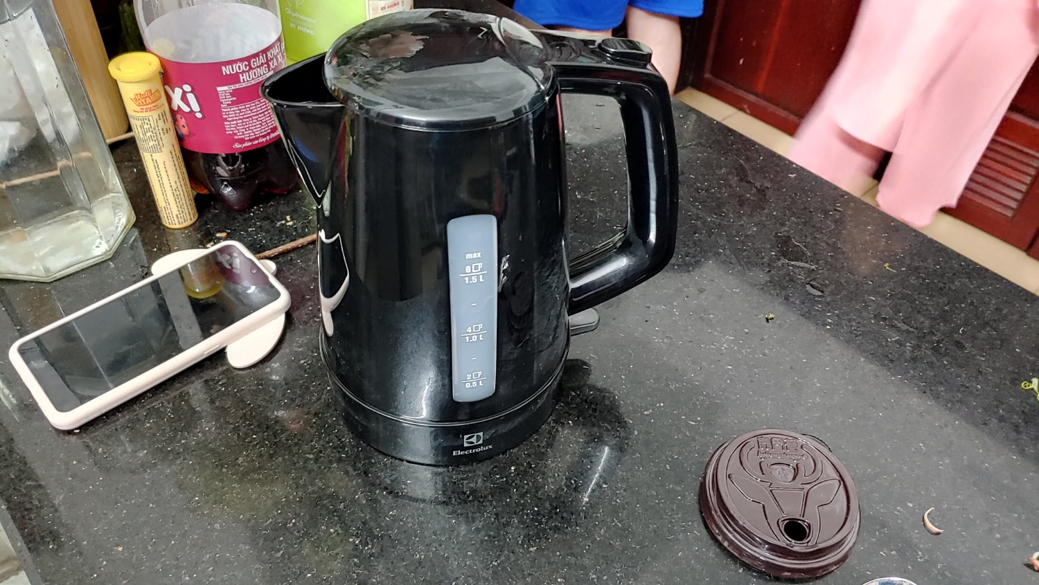 Sản phẩm cầm chắc tay, bên trong hộp đóng gói rất kỹ càng. Đặc biệt phần miệng bình (nơi rót nước) có 1 miếng lưới lọc trông rất ok. Mới dùng được 2 ngày, còn độ bền thì phải để thời gian chứng minh