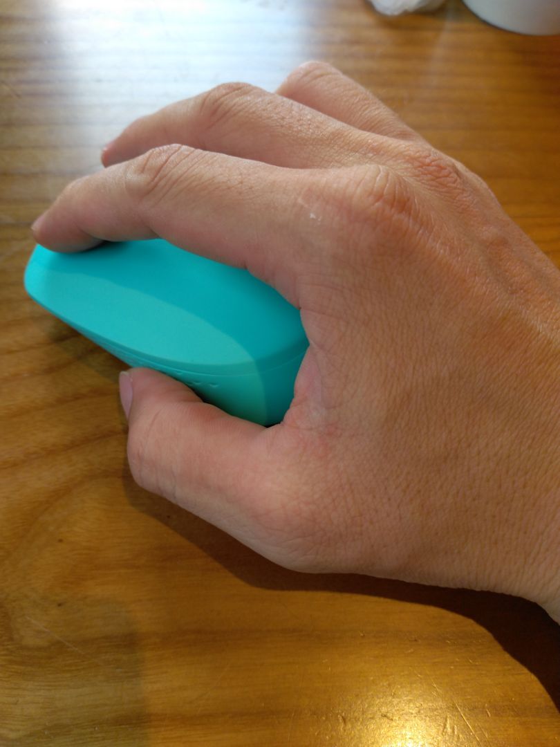 Chuột kết nối Bluetooth, wireless giá rẻ, chất liệu phủ nhám sờ rất đã, nhưng dễ bẩn, kết nối hơi khó, do đèn nháy báo ở mặt trên, chuột nhỏ nên nhẹ, ko bám theo di chuyển như người dùng muốn 100%