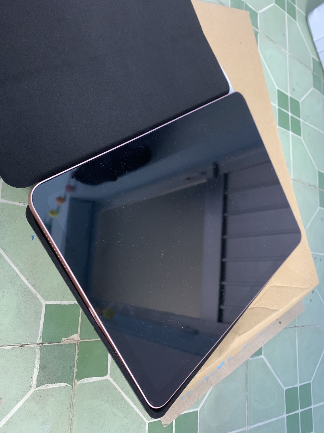 Treo đầu dê bán thịt *** là đây. Quá thất vọng về tiki, rao bán bao da cho ipad air 4 10.9 inch - Hàng nhập khẩu, mà giao hàng thì như hàng chợ đã vậy còn sai ko biết là vô tình hay cố ý nữa. Sẽ không có lần sau, vui lòng giải quyết trả hàng và hoàn tiền gấp.