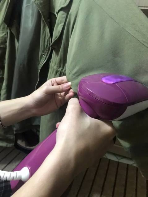 Quá ưng luôn ạ. Bàn là cầm rất chắc tay. Đẹp. Là cũng rất tốt. chỉ cần đưa 1 đường là thấy thẳng hơn hẳn luôn rồi ạ. K chê gì đc.thanks shop nhiều