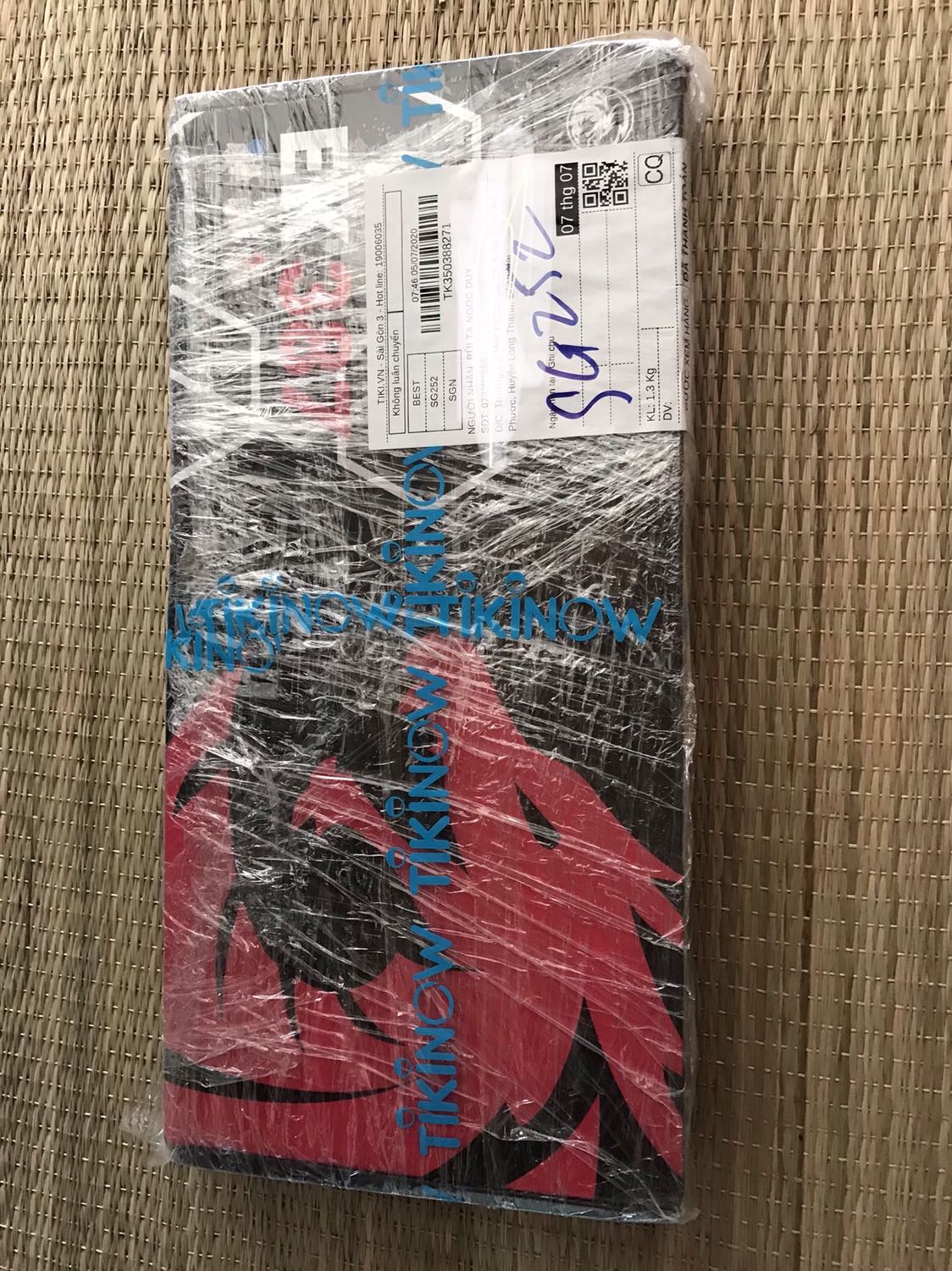 Giao hàng nhanh, shipper thân thiện, Tiki chỉ gói nilon ở ngoài chứ ko đóng hộp. Hàng có bị rơi móp một bên hộp nhưng ko sao. Trong hộp có kèm theo keypuller dạng O ring. Mình đặt brown switch và shop giao đúng. Cảm nhận đầu tiên là bàn phím nặng, chắc chắn, cầm rất đầm tay. Trong quá trình sử dụng sẽ phản hồi thêm. Cho 5 sao ủng hộ tiki vì giao hàng nhanh!