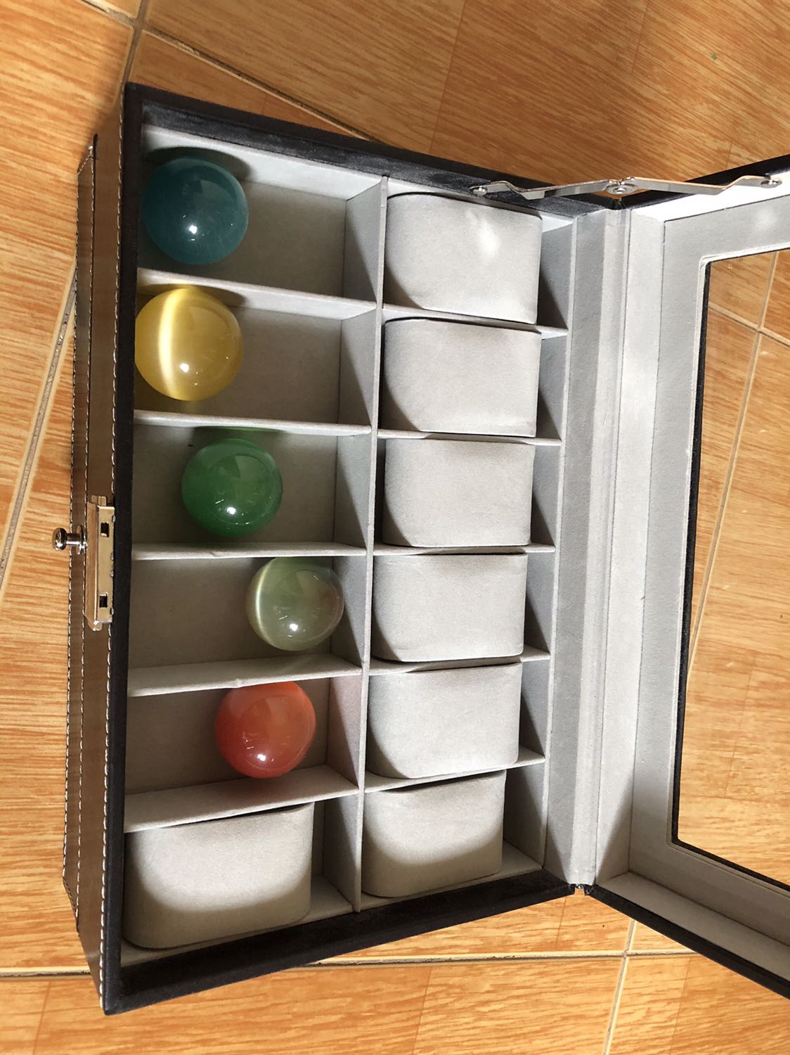 Viên vừa tay cầm có thể sử dụng như viên cầm lăn tay, màu sắc ok có dải sáng đặc trưng đá mắt mèo, nhưng độ bóng chưa thực sự bóng