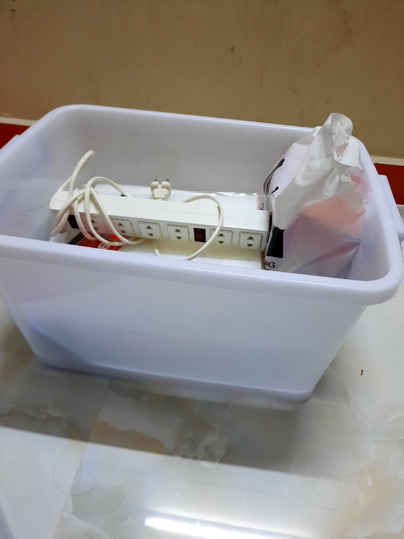 Thùng cỡ vừa, nếu đựng đồ ***, hộp hay thực phẩm khô thì ok. Đựng các file hồ sơ công ty thì không đủ chiều cao. Trong nội thành giao hàng 1 tuần chậm nên giảm 1 sao.