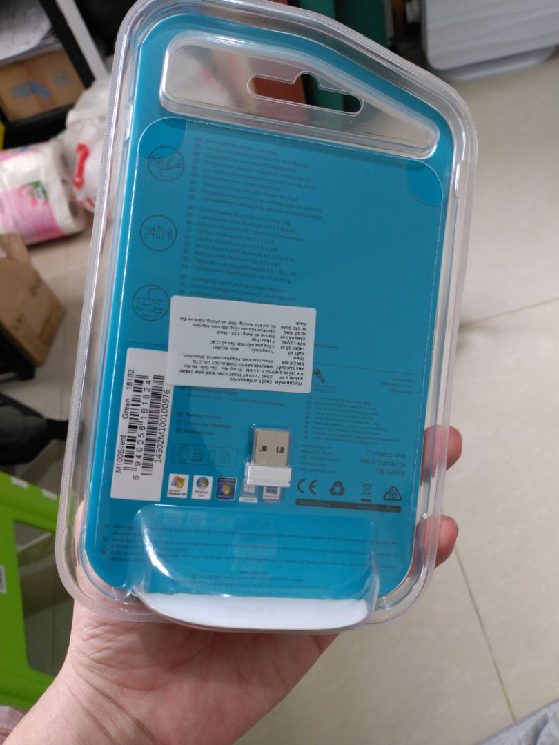 Chuột kết nối Bluetooth, wireless giá rẻ, chất liệu phủ nhám sờ rất đã, nhưng dễ bẩn, kết nối hơi khó, do đèn nháy báo ở mặt trên, chuột nhỏ nên nhẹ, ko bám theo di chuyển như người dùng muốn 100%