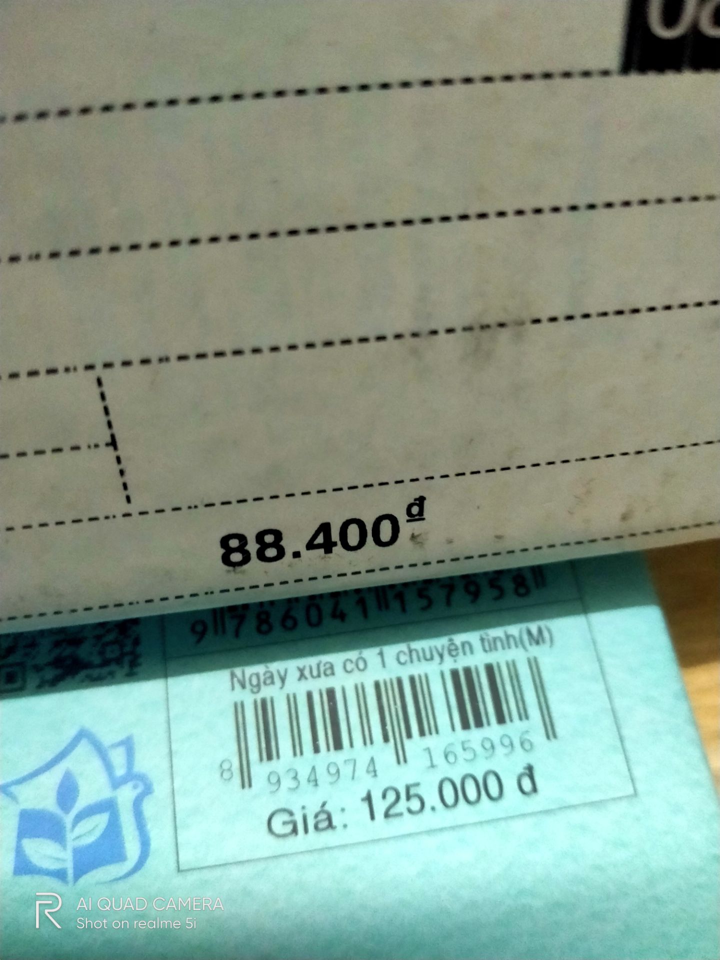Giao hàng phải nói là siu nhanh luôn, ms đặt tối hqua mà trưa mai là giao r, sản phẩm không bị móp méo có điều bị gập giấy như ảnh ? Do mình mua sách ở tiki cũng nhiều r nên khá yên tâm mà giá lại rất rẻ so với giá trên sách ghi. Dù chưa đọc hết nhưng cảm thấy sách rất hay nhé, ai thích mắt biếc thì nên mua vì nó khá giống mắt biếc. Ai mua sách thì nên mua ở Tiki nhé vì nó rẻ hơn các app mua hàng khác nhiều ??