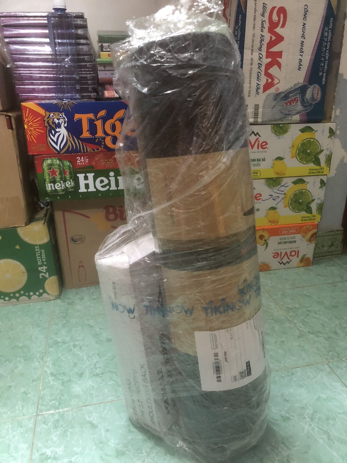 Dịp Tết nên Tiki giao trễ 1 ngày nhưng mình rất hài lòng sản phẩm.
Về đóng gói: mình rất an tâm vì gói khá kỹ - quan tâm khách hàng 
Về chất lượng: hoàn toàn hài lòng về độ bám dính , kích thước mình khá bự con nhưng vẫn dư, Vân định tuyến rõ nét. 
Mùi: hiện tại mình nhận là ko có mùi nên ko cần phải phơi thảm . 
Màu sắc: đúng yêu cầu và mình rất thích 
Có cả thẻ chính hãng nữa nên rất an tâm.
Sẽ ủng hộ ship dài dài