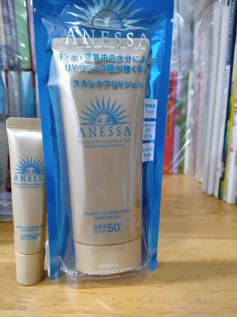 Lần thứ 3 xài Anessa rồi, rất thích. Da mình hơi khô nên xài dạng này dưỡng ẩm khá tốt. Mùa nóng xài thì lại hơi bị nhờn bóng nhưng không gây bí da nên cũng không sao. Loại này nâng tone nhẹ nên da nhìn tự nhiên. Sẽ ủng hộ tiếp!