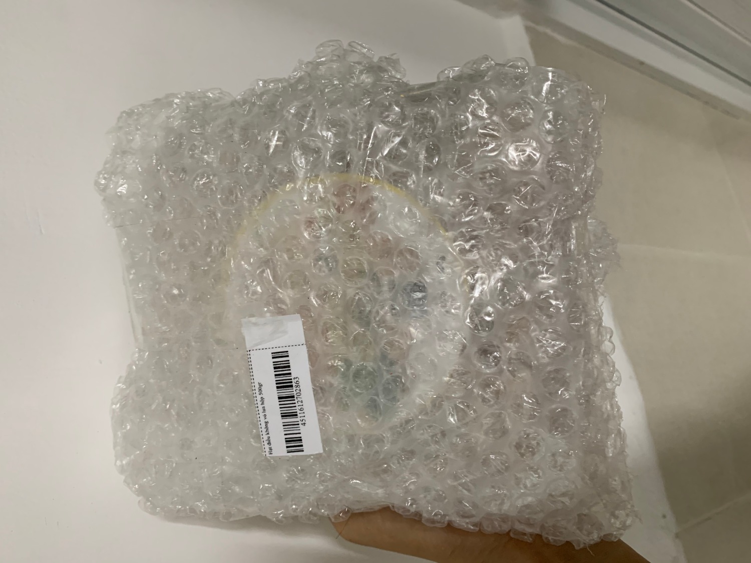 tiki giao hàng nhanh. đóng gói kỹ
đã mua hàng 2 lần mà lần nào cũng hài lòng.hạt điều mở hộp ra có mùi thơm bay ra liền, hạt giòn to hơn hôm trước tôimua nữa nên tôi vào cmt liền
ăn hết hộp này tôi sẽ mua  tiếp.