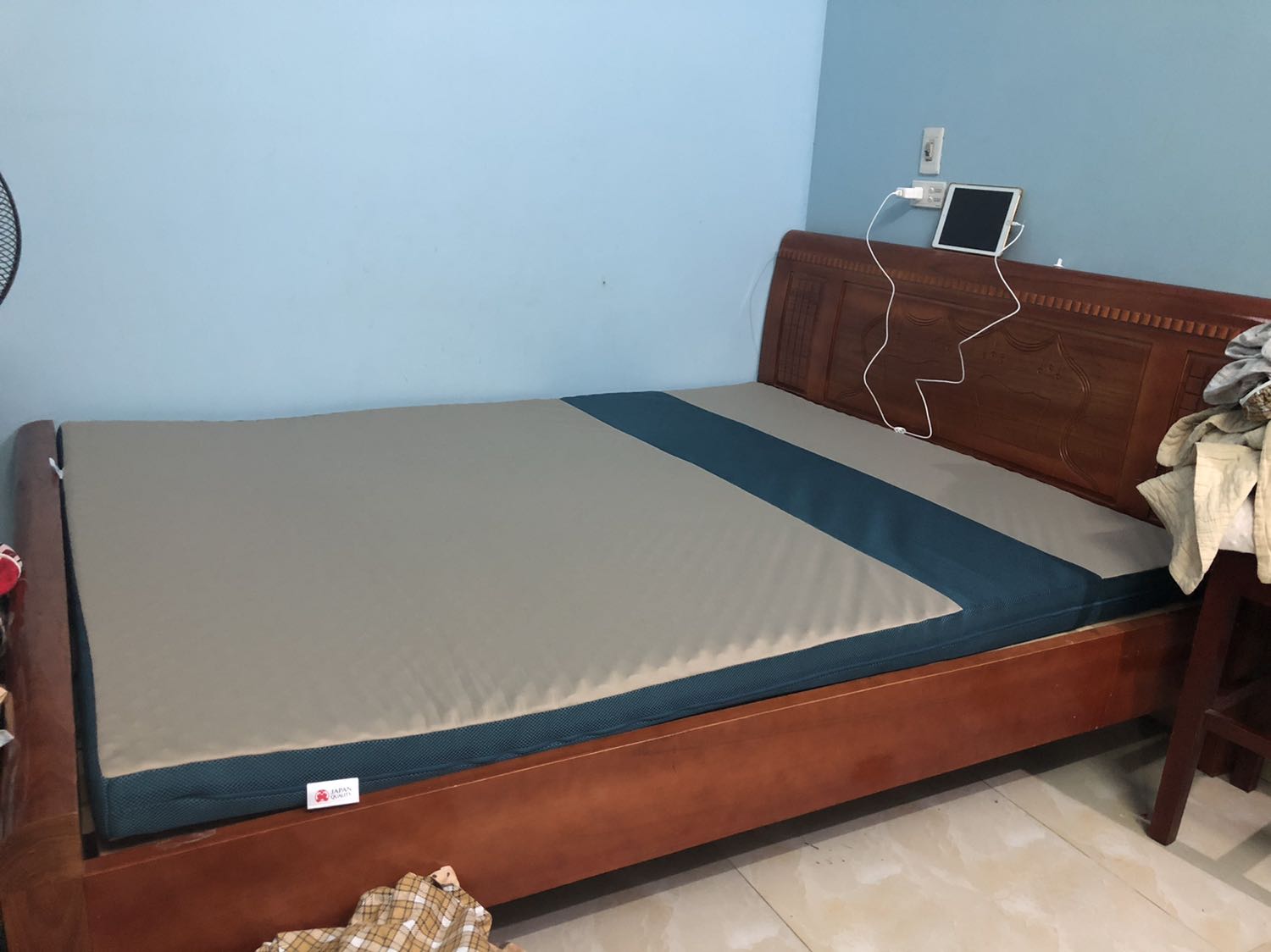 Shop giao hàng mùa dịch khá nhanh!
5 ngày là nhận được đệm, chuyển phát qua Nhất Tín, shipper vác tận vào giường.
Đệm êm, chuẩn size, giá sale chỉ 1950k, free ship.
Nằm ko bị lún quá, phù hợp giá rẻ bình dân.
Sử dụng lâu ko biết ra sao nhưng hiện tại thì thấy ổn.
Nên mua, nếu có sale tiếp sẽ mua thêm 1 cái.