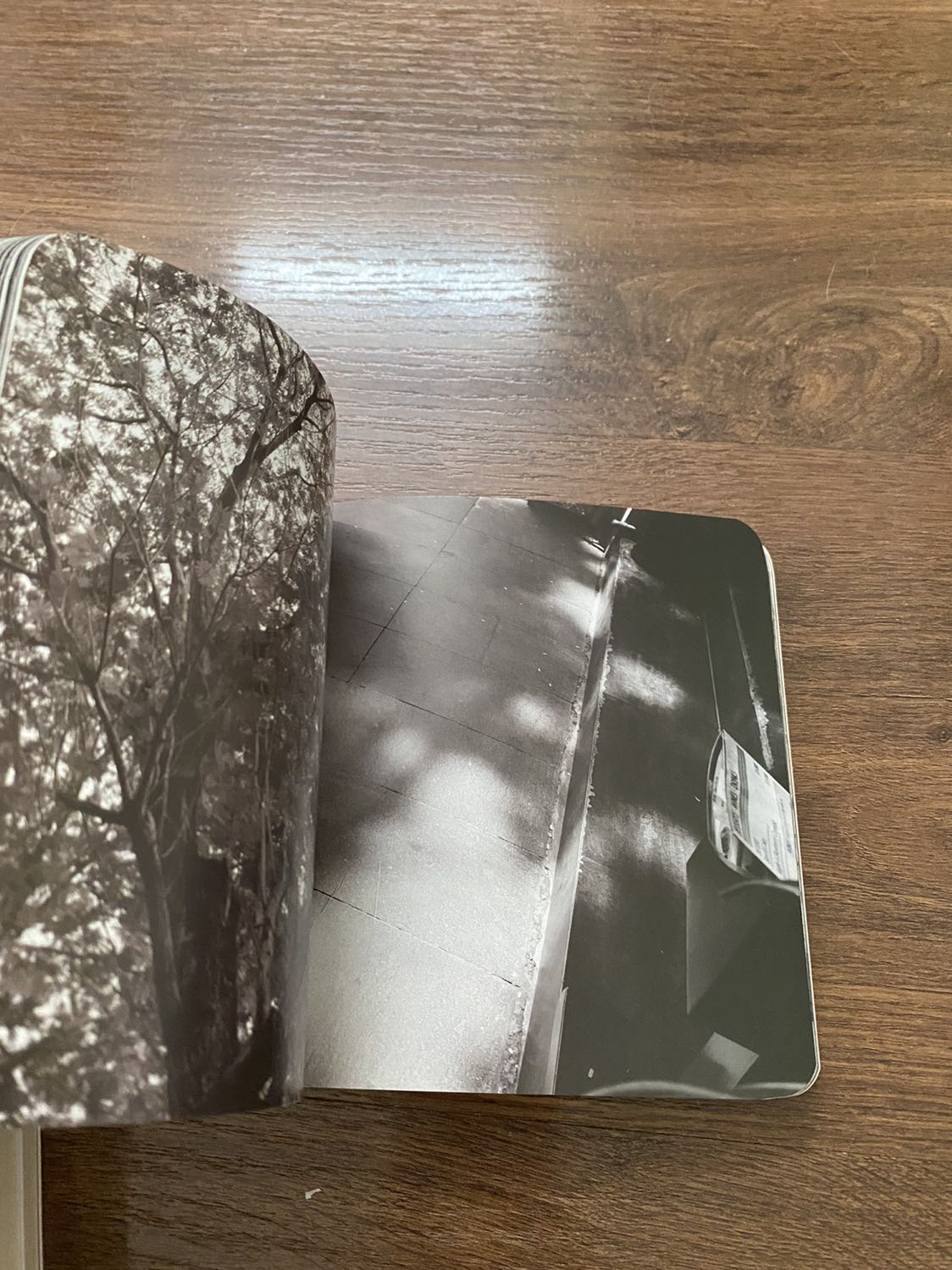 Hơi cũ và có vết hằn như hình, nội dung khá ok