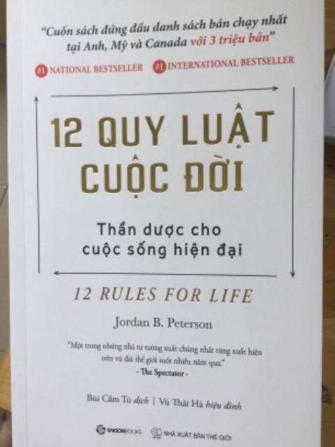 Cuốn sách này đã có nhiều lời khen tặng. Cũng có nhiều bạn mình đọc và nhận xét. 
Riêng mình, có thêm vài suy nghĩ cá nhân
Xét về ý tưởng, đề mục của cả 12 “quy luật cuộc đời” này rất đáng xem trọng, hoàn toàn thuyết phục và cần thiết để áp dụng. Đánh giá 9/10 điểm. 
Tuy nhiên, cách ông triển khai nội dung, đôi khi đọc không sướng. Đôi khi ông đã đẩy đi quá xa so với cái cần thiết. Ví dụ, mục số 11 rất đáng để mở rộng những phân tích chuyên sâu về những gì liên quan tới phương pháp dạy con bằng cách “bla bla”, thì ông lại đẩy câu chuyện sang hướng hơi khó hiểu, về vấn đề chủ nghĩa Marx, hay diệt chủng Polpot... đôi khi câu chuyện cứ lảm nhảm lòng vòng, thừa thãi hoặc có tác dụng quá nhỏ. Đánh giá chỉ 5/10. 
Vẫn là cuốn sách đáng đọc.