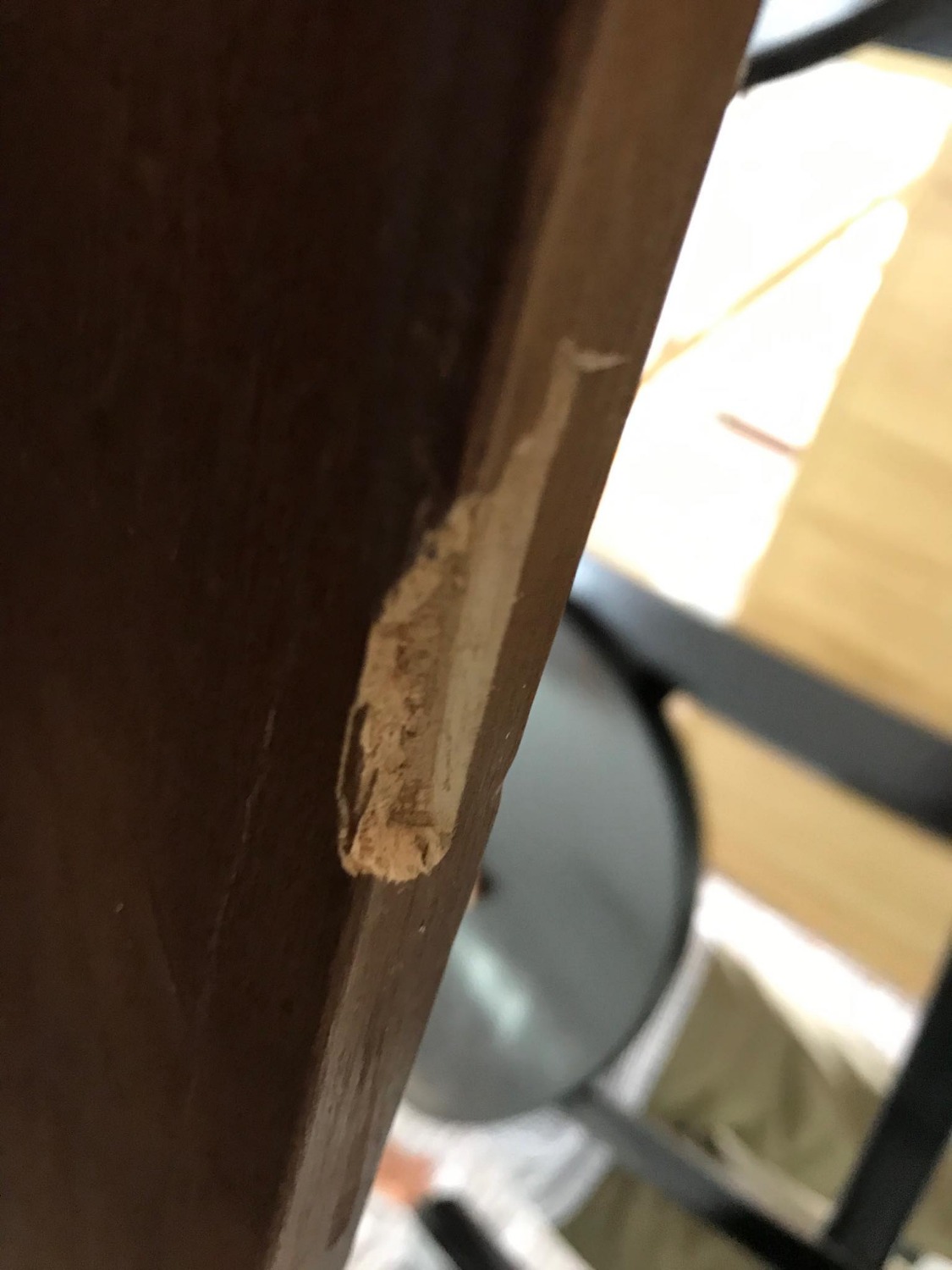 Có vài chỗ mọt hoặc mẻ gỗ.
Ghế giao 2 màu khác nhau