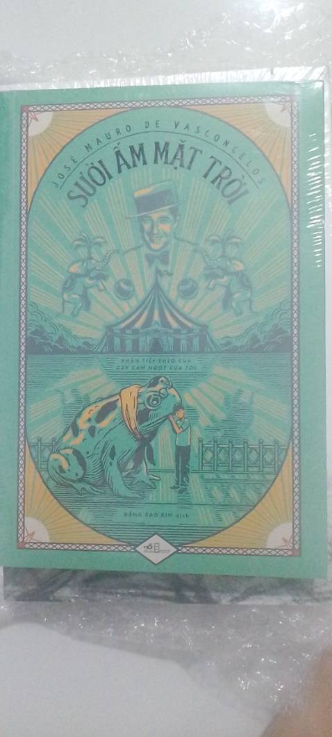 Bìa, giấy đẹp, chữ in nét, có vài lỗi chính tả
Shipper giao hàng nhanh
Nội dung sách đưa người đọc trải qua nhiều cung bậc cảm xúc: vui có, buồn có, hồi hộp cũng có...Sưởi ấm mặt trời viết về nhân vật Zeze trong giai đoạn 11-15 tuổi với những trải nghiệm ở 1 cuộc sống mới, gia đình mới với những người bạn mới (bao gồm tưởng tượng và có thật...).