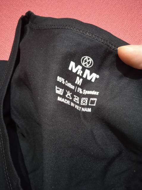 Nhận hàng quá bất ngờ, hộp nhìn rất cưng. đóng gói đẹp cẩn thận từ shop. ÁO cotton mềm mịn mát, hàng việt thương hiệu của việt. 
Hàng giao nhanh, đúng size M mình chọn, mặc hơi bó chút nhưng khá thoải mái do chất vải co giãn cũng tốt, đã từng mua tất của shop, hàng rất okia nên quay qua lựa thêm áo.
Hàng chất lượng giá tương đương. 5 sao nhé shop.