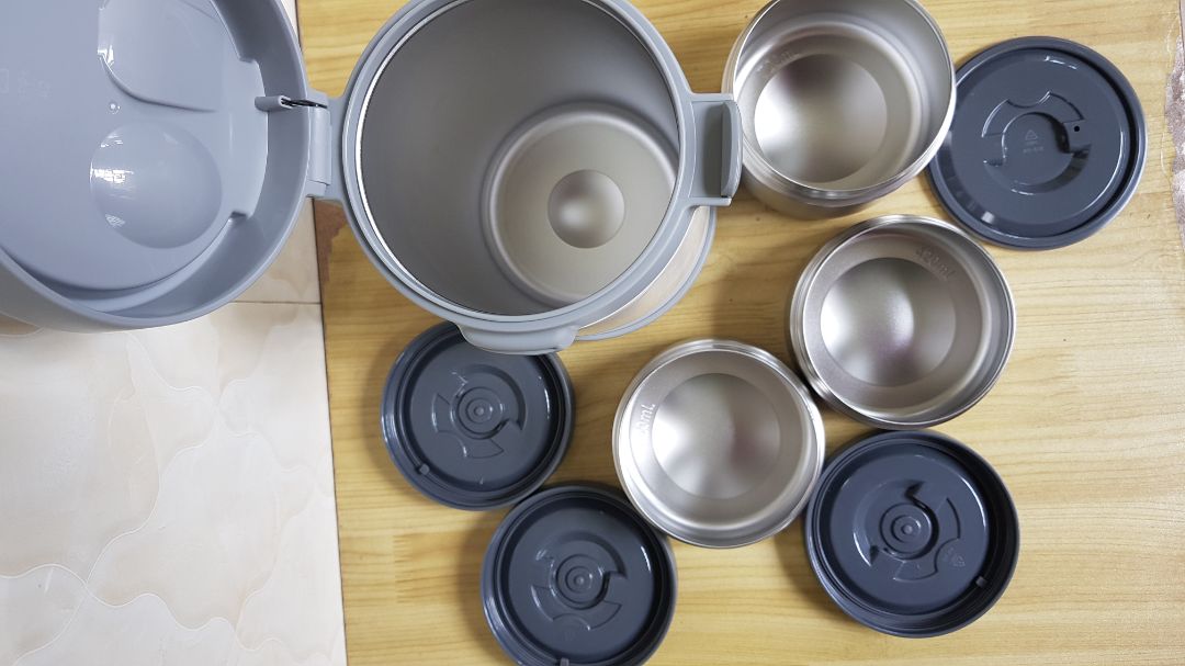 Tiki giao hàng siêu nhanh, m đặt trưa hôm trước, trưa hôm sau nhận đc hàng rồi 😊😊😊.
M bỏ nước nóng từ 10h30 sáng tới 7h tối. hộp trên cùng còn hơi ấm. hộp dưới cùng thì vẫn còn nóng bỏng tay 😁.
Hộp khá nặng, m cân thử khoảng 2kg 🤣...
Mà kết lại thì m rất là ưng 🥰🥰🥰