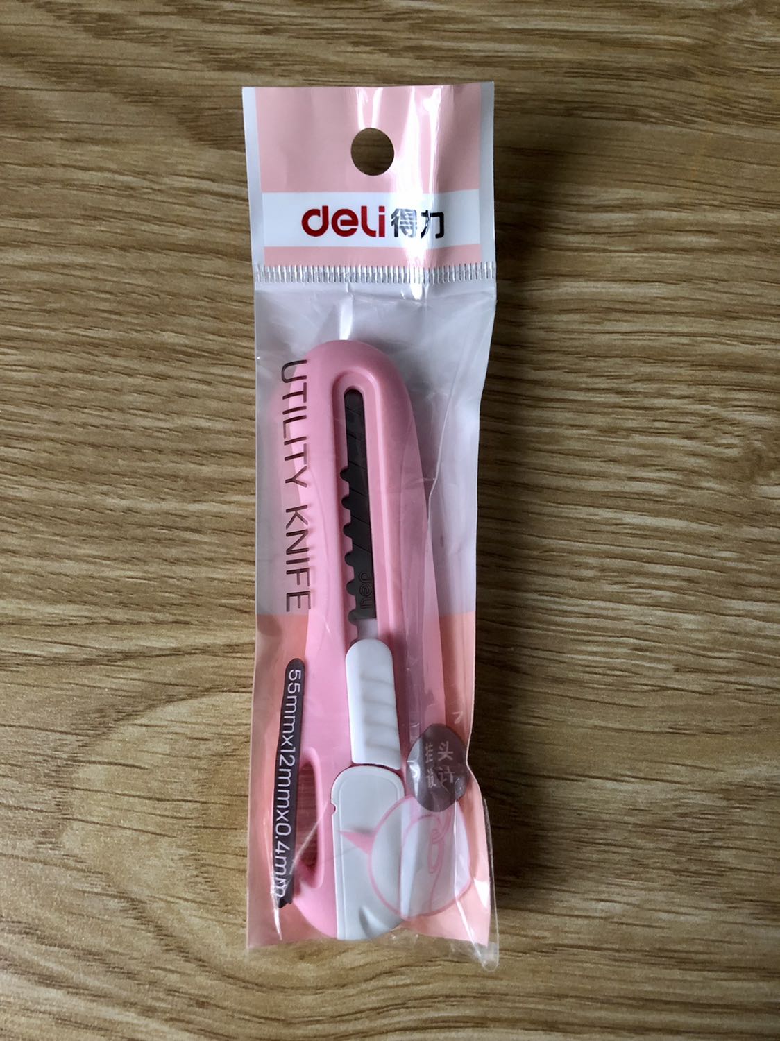Thân dao bằng nhựa nên trượt ko ngon, lưỡi dao dày cắt ko chính xác bằng loại mỏng. Được cái thiết kế cute. Mà tưởng Deli hiệu VN ai dè toàn tiếng Trung Quốc.