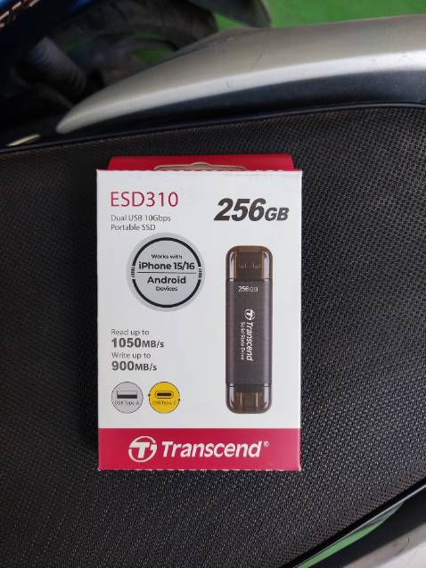 Thời gian giao hàng của Tiki Now rất nhanh, chất lượng sản phẩm tốt. Bảo hành chính hãng nên rất yên tâm. Tiki có xuất hóa đơn gửi qua email để theo dõi bảo hành rất ok. Hàng chính hãng Trancend, đã *** tốc độ rất nhanh, nhỏ gọn rất tiện khi phải di chuyển nhiều. Laptop và điện thoại nhận ổ SSD này rất nhanh.