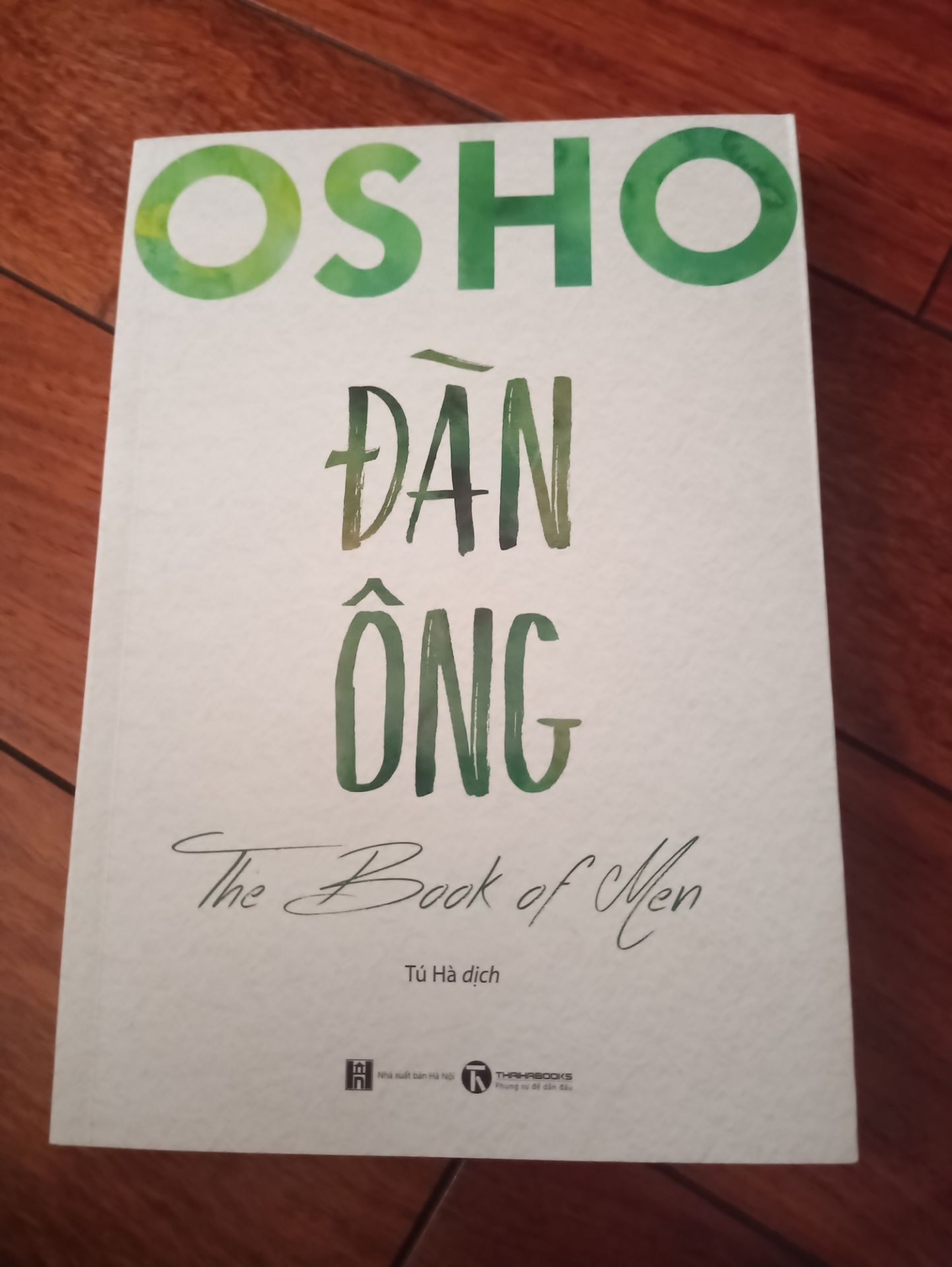 Sách đẹp, Tiki giao nhanh mình rất ưng ý. Nội dung thì mình thấy khác với Ươm mầm (Ươm mầm chủ đề về trẻ em được khai thác kỹ hơn), quyển này cố gắng ghép các yếu tố về Đàn ông trong các bài nói chuyện của Osho lại thành 1 quyển nên thấy hơi gượng gạo so với tiêu đề quyển sách. Nội dung thì vẫn hay, mình có hứng thú đọc hết quyển, tuy nhiên không quá xuất sắc so với những quyển khác của Osho như Từ bi, Đạo con đường không lối.