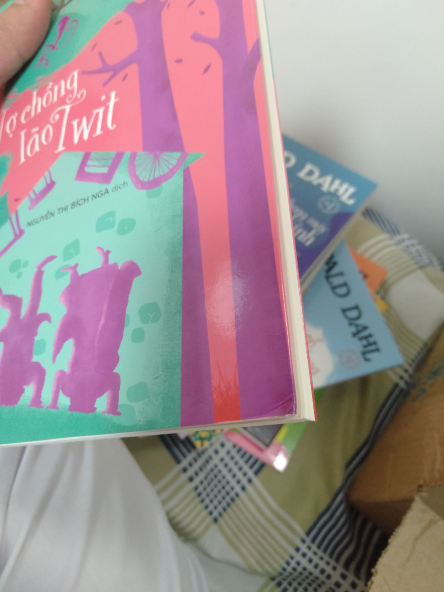 cuốn sách khá mỏng nhưng cubgx coi như hợp lý với giá, khâu chọn sách cho khách hoặc bảo quản  và chuyển có lẽ chưa đc chú trọng, mép bị quăn queo làm mất cái đẹp của cuốn sách nhất là bộ này mới ra, nhìn hơi nản