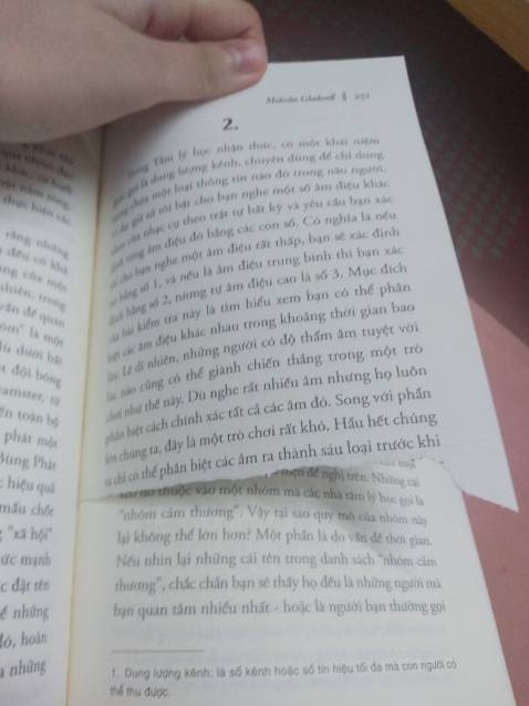 Sách bị rách :) sao mà giao sách gì kì vậy, mình mua chung đợt vs mấy cuốn khác, giờ mới đọc tới, lấy ra thấy rách 2 trang, mà không phải rách thôi đâu, nó mấy phân nửa trang như bị cầm xé vậy, mong tiki giải quyết vấn đề này giúp. Đã mua hàng tiki rất lâu và dù cho có nghe người ta đánh giá xấu thì vẫn mua, nhưng hôm nay mình quá thất vọng luôn ạ.