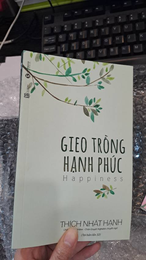 Nội dung sách hay, dễ đọc.

Mh nhận sách trg tình trạng sách k có bọc bên ngoài. Bìa sách thì bẩn. Trong khi đó mh mua sách mới mà đâu phải sách mua sách cũ đâu.
Nhìn quyển sách mất hết cảm tình, k biết nv đóng gói có thực sự làm việc????
Mất công mua sách, nhận về lại phải hì hục lau từng vết bẩn