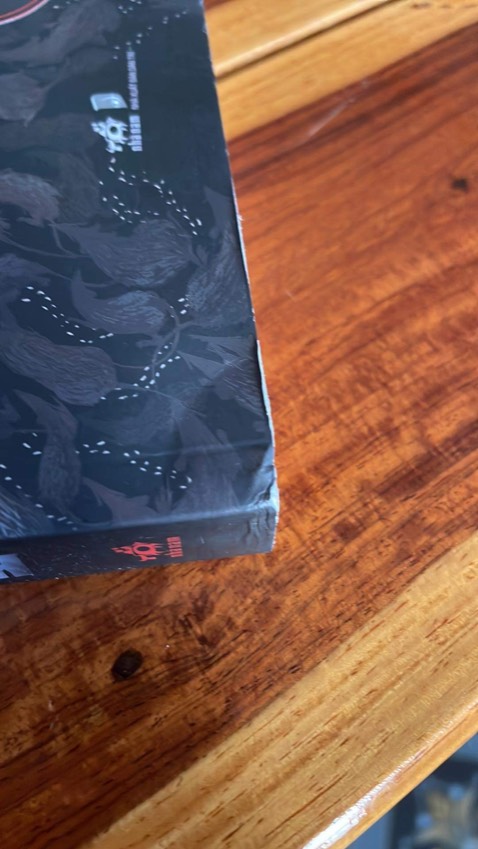 Mình mới nhận được hàng từ shop, mình thấy khá vui và bất ngờ vì shop gửi hàng và vận chuyển nhanh như vậy. Nhưng mà khá thất vọng khi nhìn thấy sản phẩm không có seal, bị va đập ở gáy sách và phần phủ nhám bên ngoài sách bị bong tróc nhẹ. Có thể đây là lỗi của bên vận chuyển tiki vì mình có đặt thêm 1 quyển size bự hơn nên va đập trong lúc vận chuyển. Mình không trách shop gì đâu:) nhưng nếu có thể, shop có thể gói 1 lớp màng bên ngoài để tránh trường hợp tương tự sảy ra sau này không ạ ? Mình viết nhiều vậy vì sách này đặt giùm người khác nên mình rất ngại khi đưa 1 quyển sách không hoàn chỉnh vậy. Mình cám ơn shop và mong shop luôn phát triển lớn mạnh nha