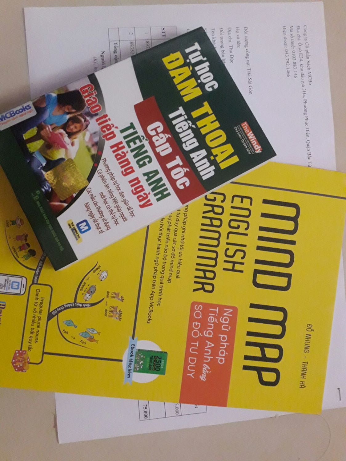 lần đầu tiên mua ở Tiki thấy khá tệ, mình nhắn shop do là khâu lấy hàng từ shop từ thứ hai tới thứ 5 mới xong với mình là ng mua hàng khá khó khăn nên mình nhắn hỏi shop là sao bên có đó có việc gì mà xử lí hàng lâu vậy, shop chỉ trl rằng em kh biết ???? ulatr tui cũng nhắn mấy lần kêu shop hối thúc giúp mình với. mình đã mua sách bên Mc book khá là nhiều r nên thường giao tầm khoảng 2 ngày là có, trễ nhất cũng 3-4 ngày thôi, bên đây mình nhắn xem chứ kh trl lần đầu cũng như lần cuối. Còn về sách kh bt như nào thì sách khá khác trong vid sách nó mỏng hơn giấy lại mỏng nên nhìn trang bên này nó cứ bị in hình lên khá khó chịu. sự chờ đợi mong chờ của mình thấy vô ích quá. nếu đc mình sẽ đánh giá 4* do shiper rất dth và thân thiện