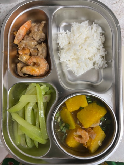 Hộp nhỏ gọn dễ thương, có điều giữ nhiệt k tốt. Đến tam 11h hơn bé mở ra ăn thì đã nguội rồi.