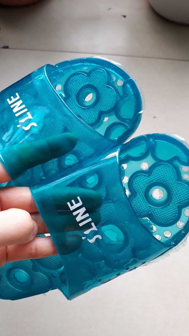 Sản phẩm không như hình, nhựa cứng và nham nhở. Mình đã từng mua sản phẩm như hình tại Tiki và rất hài lòng nên mới mua nhưng sản phẩm lần này không tốt. Mong Tiki phản hồi thông tin.