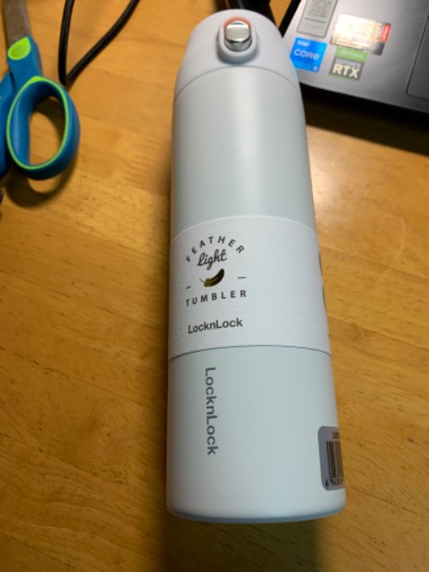 Đổ nước nóng vào từ 16h mà đến sáng hôm sau 8h mở ra vẫn còn ấm ấm.
Bên ngoài thành bình không bị ấm lên, riêng cái nắp nhựa thì ấm ấm.
Lật bình không bị rỉ nước.
Thiết kế đóng mở nắp thông minh, tiện lợi.
Bình này có gioăng cao su nên mọi người nên hạn chế rửa xà phòng, nước rẻ chén nhé. Lờn gioăng là mất giữ nước.
Không biết cách check mã LocknLock nên ko check đc.