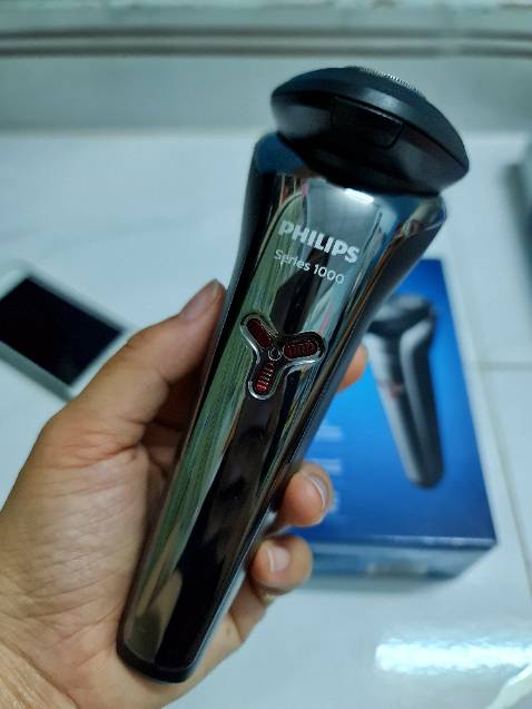 Chồng mình xài khá êm. Nếu râu cứng thì phải di đi di lại 2-3 lần mới sạch được và các bạn di nhẹ kẻo rát nhé! Xạc máy hơi nóng. Nói chung tổng thể tạm được.
Tiếc một chỗ là không có nắp đậy lưỡi như mấy dòng Flyco. Nên mình thấy hơi mất vệ sinh.