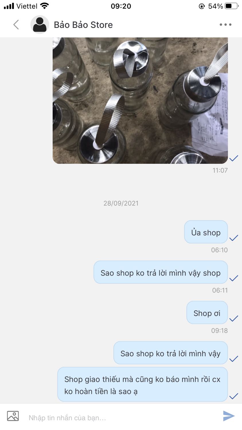 Giao thiếu hàng. Nhắn tin hỏi thì shop ko thèm trả lời, dịch vụ gì lỗi lõm quá vậy. Đã vậy trong thùng hàng cả 1 mớ “rác”, toàn bill của những người khác. Nhắn tin lên tiki thì đợi muốn hết cả cái mùa quýt luôn, sau lần này thì mình ko bao giờ mua hàng trên tiki nữa. Việc hỗ trợ khách hàng khá là tệ, mình cảm thấy còn tệ hơn trên *** nhiều. Bình cũng không đẹp hơn là mấy nhưng tiền nào của đó thôi