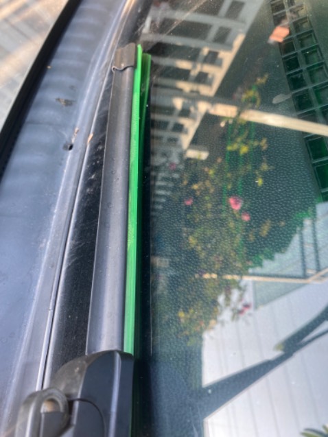 Quá tệ, gạt ồn, không bám kính, nhựa kém chất lượng