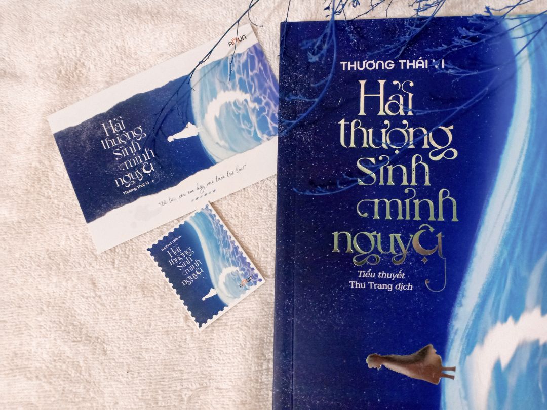 Nếu bạn đã đọc Bến Xe rồi thì đừng bỏ qua một tác phẩm mới của Thương Thái Vi nhé. 
Hải Thượng Sinh Minh Nguyệt chắc chắn sẽ không làm bạn thất vọng đâu, vẫn là nói về tình thầy trò. Có rất nhiều câu thơ nhà đường và có kèm chú thích bên dưới. 
Sở Hoài Viễn 39 tuổi, đã có gia đình một người vợ và một đứa con gái, là giáo viên chuyên ngành môn ngôn ngữ học - Một môn học mà đối với các học sinh rất chán chường và khô khan. Nhưng anh vẫn rất nhiệt huyết với ngành nghề này, vào một ngày đẹp trời, vô tình bắt gặp một thân ảnh nhỏ nhắn hái chùm quả du, một cô gái có gương mặt đáng yêu, đôi mắt lấp lánh đã làm anh ngẩn người. Một sự trùng hợp, anh và cô lại gặp được nhau nhiều hơn, cả hai có rất nhiều điểm chung và từng câu từng chữ cô nói ra đều khiến anh không khỏi ngạc nhiên phải cảm thán rằng cô là một cô gái quan sát mọi thứ rất tinh tế và sâu sắc. 
Thi Thi, người con gái ngây thơ trong sáng ấy, cô đang sống trong một thế giới cổ tích của mình, không có đau buồn nào. Rồi họ gặp nhau và nói chuyện nhiều hơn, hằng đêm đến vịnh Thưởng Nguyệt ngắm trăng. Rồi giữa họ đã bắt đầu nảy sinh một tình cảm le lói nào đó...
 
Nhưng rồi cuối cùng âm dương cách biệt, người thì vẫn ở đây, người thì đã mãi đi theo ánh trăng sáng rọi lên trời cao. Như vậy thì nên nên nói là Good Ending nhỉ! Không HE, cũng không SE. 

"Hải thượng sinh minh nguyệt, thiên nhai cộng thử thì"