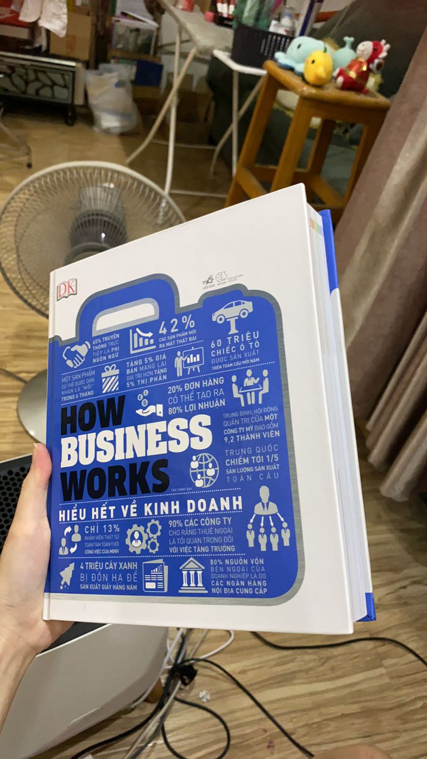 Rất hài lòng về chất lượng của sách, cả về độ đẹp và nội dung nữa. Đang học về Tài chính nên mình sẽ đánh giá dưới góc độ 1 sv kinh tế :))
1. Về cuốn How business works 
- nói rất kĩ về hoạt động trong 1 Doanh nghiệp, kinh doanh ntn, cấu trúc, hoạt động, nhân sự…
-Tài chính trong doanh nghiệp đó (Kế toán & Báo cáo tài chính, KPI…) nói chung kiến thức về Kế toán nói rất rất kĩ và chi tiết. 
-Bán hàng & Marketing (mkt hỗn hợp, pp mkt, outbound mkt…) rất đầy đủ và chi tiết về môn Marketing như trước đây mình đã học ở ĐH
- Vận hành & SX (Sx, quản trị, SP, chuỗi cung ứng) 

2. Về cuốn How Money Works
- Khái niệm, tiến hoá của tiền
-Các công cụ tài chính (Cổ phần, trái phiếu…), thị trường tài chính (sơ cấp, thứ cấp, tiền tệ, chứng khoán) -> Kiến thức viết kĩ y như hồi mình học môn Tài Chính-Tiền Tệ ở ĐH vậy :))
-Tài chính Chính phủ (Cung tiền, Lạm phát, chính sách…)
-Tài chính cá nhân (Đầu tư, lương hưu, nợ, tiền điện tử, Bitcoin…)
=> ĐÁNH GIÁ CHUNG 2 CUỐN : rất đáng mua, nhiều kiến thức rất chi tiết và bổ ích, đi sâu vào quá trình kinh doanh, tiền tệ nhưng ko có khó hiểu, trình bày logic, sơ đồ dễ hiểu, màu sắc bắt mắt dễ nhớ. Thật sự cảm thấy rất hạnh phúc khi mua được 2 cuốn sách này từ Nhã Nam.