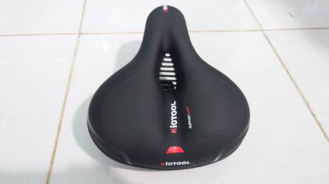 Yên xe có cấu hình đẹp, chắc chắn. Chưa sử dụng nên chưa biết có êm hay không.