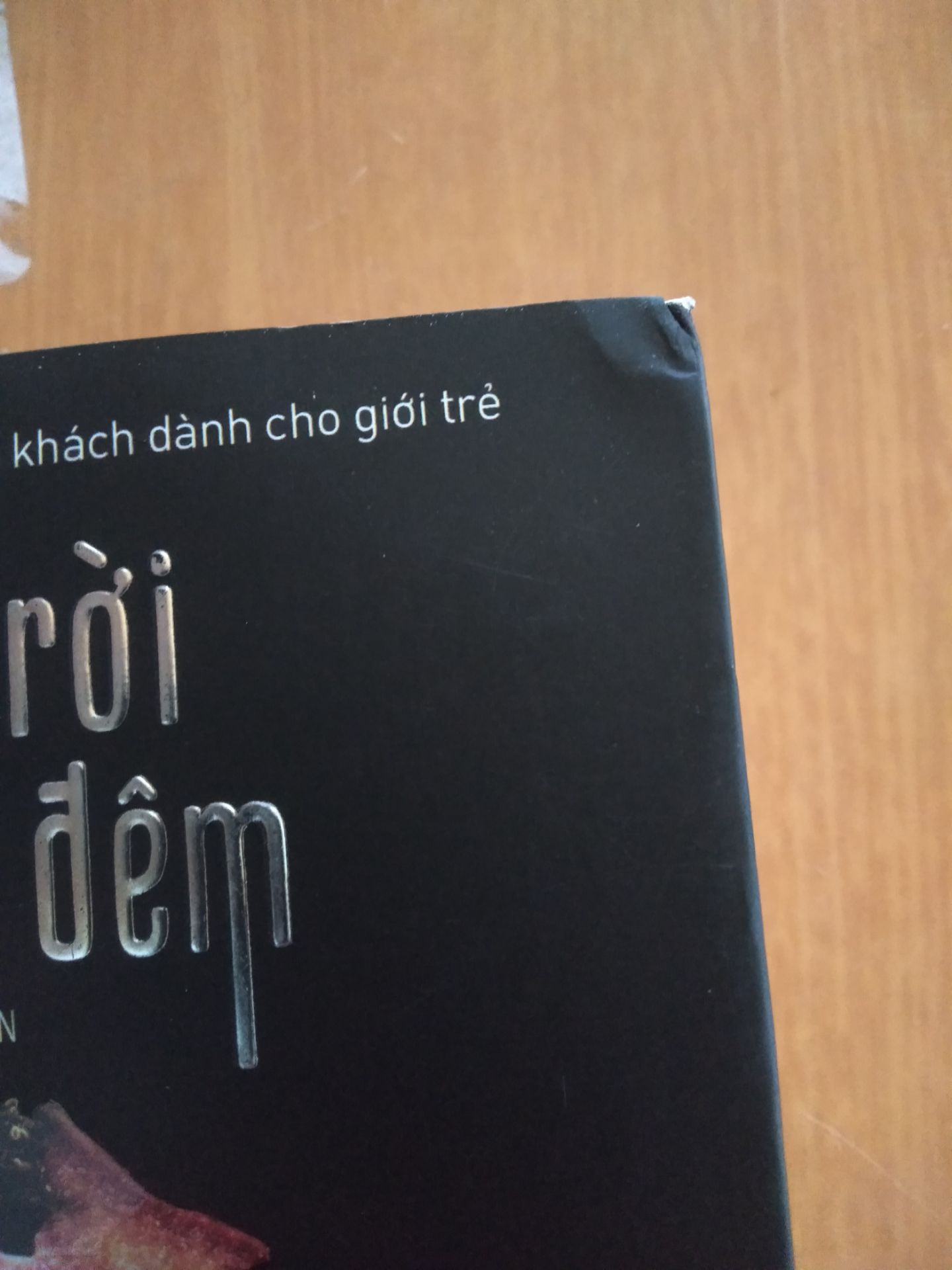 Vận chuyển làm gãy một góc, sai chính tả phần mã vạch. Bản dịch có một số chỗ hơi sến, tuy nhiên nội dung thì vẫn cứ là bánh cuốn lắm. Một góc nhìn khác để ta thấy tình cảm của Edward dành cho Bella là hơn cả yêu