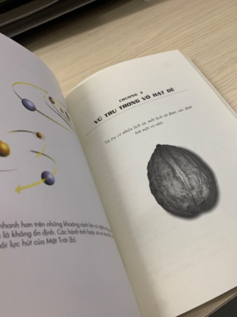 Sách hay, có trang ảnh màu, nhiều kiến thức và nhiều từ ngữ chuyên môn, đã cắt giảm tất cả công thức, cuốn này và Lược sử thời gian có nhiều phần kiến thức chung, có nhắc lại nhưng với những từ ngữ và tiếp cận khác nhau. Nếu đọc 2 cuốn lần lượt thì vừa khám phá, vừa ôn lại kiến thức. 
Tuy nhiên đây là một cuốn sách khá khó đọc với những người mới và không học vật lý nhiều