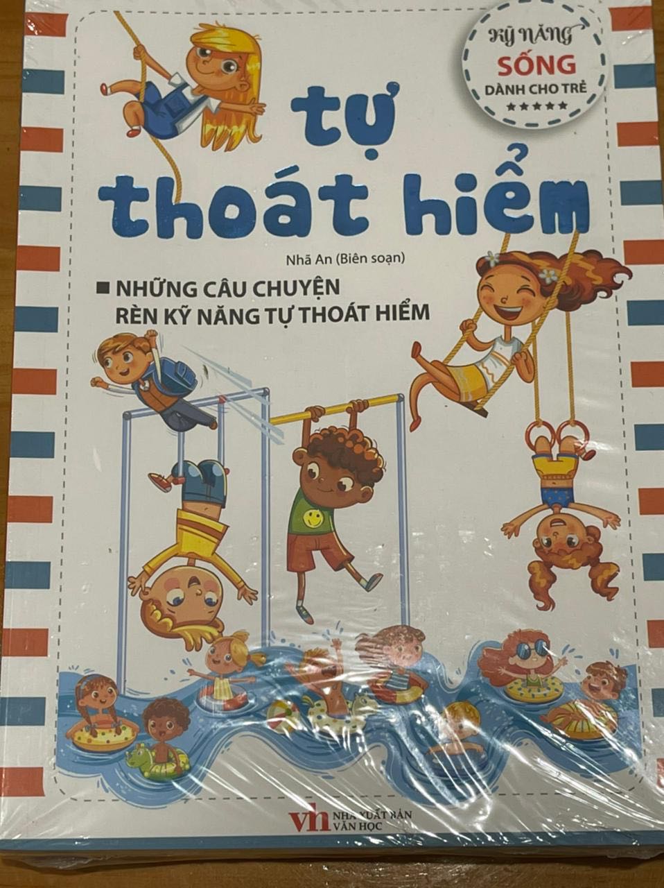Sách giao nhanh, đóng gói cẩn thận, không bẩn hay móp méo. Tiki có gọi điện báo trước khi giao. Nội dung xem qua thấy hay, sẽ phản hồi sau khi đọc xong.